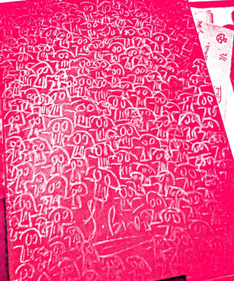 Muster aus kleinen, von Hand gezeichneten Totenköpfen, rosa Hintergrund