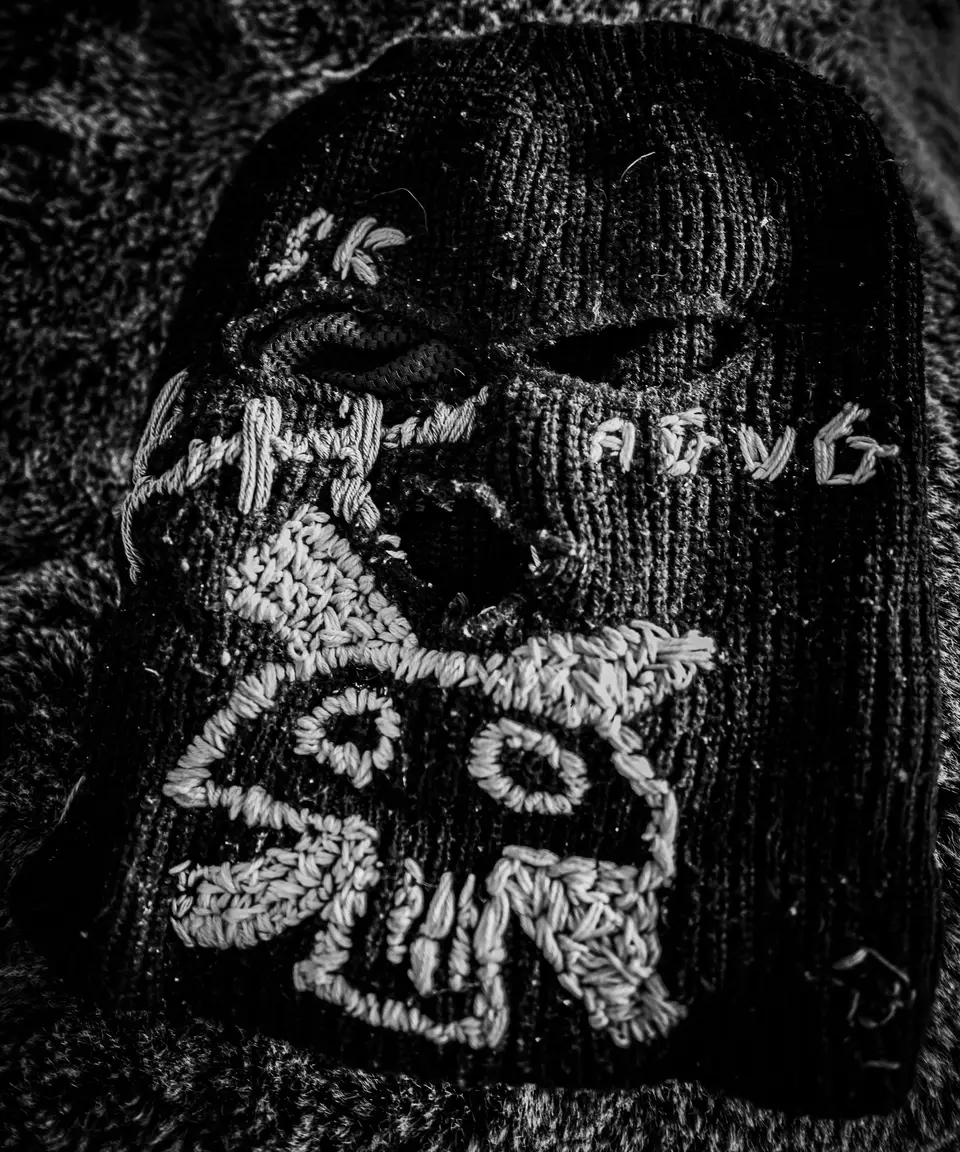 Ski mask Nº 3 in black and white: raised embroidered skull and letters