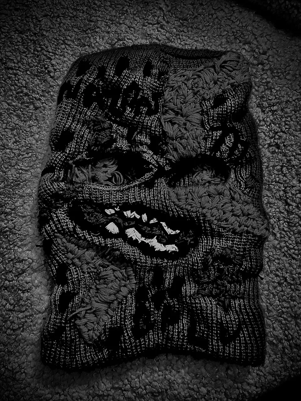 Ski mask Nº 7 in black and white: raised embroidery and letters